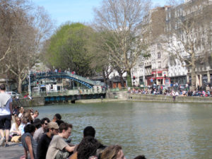 Stroll 28 Canal St Martin